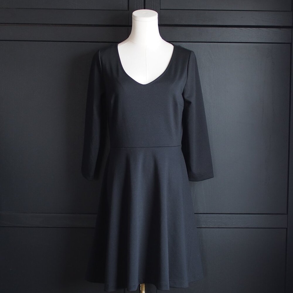 Gap | Like NEW Black Ponte, Bracelet Sleeve, V-neck Dress